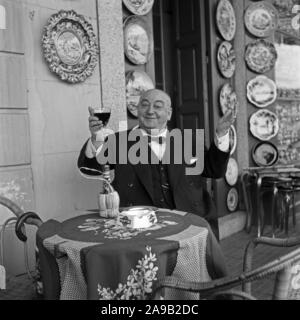 Freundliche ältere Mann Zujubeln zu den Fotografen, die Schweiz 1950. Stockfoto