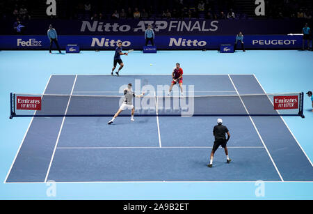 Lukasz Kubot und Marcelo Melo (oben), die in Aktion gegen Rajeev Ram und Joe Salisbury (unten) an Tag 5 der Nitto ATP-Finale in der O2 Arena in London. Stockfoto