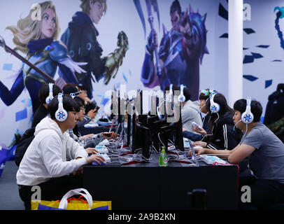 Busan, Südkorea. 14 Nov, 2019. Menschen besuchen die G-STAR 2019 globales Spiel Ausstellung in Busan, Südkorea, Nov. 14, 2019. Die Ausstellung startete am Donnerstag. Credit: Wang Jingqiang/Xinhua/Alamy leben Nachrichten Stockfoto