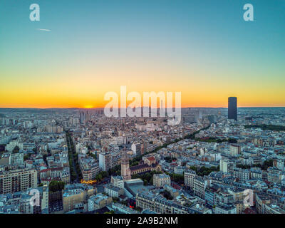 Antenne drone Schuß Sonnenuntergang Blick auf Eiffelturm, Tour Montparnasse von Paris 14. arrondissement Stockfoto