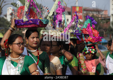 Kathmandu, Nepal. 13 Nov, 2019. Nepalesische ethnischen Tharu Gemeinschaft Frauen in traditioneller Kleidung trägt ein Korb mit kleinen Götzen von Sama und Chakeva, Ton usw. Während Sama Chakeva Festival in Kathmandu, Nepal am Mittwoch, 13. November 2019. Sama Chakeva ist ein Hindu festval von Mithila Region. Es ist ein Festival von Bruder und Schwester. (Foto durch Subash Shrestha/Pacific Press) Quelle: Pacific Press Agency/Alamy leben Nachrichten Stockfoto