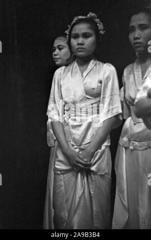 Eine balinesische Javanischen folklore gruppe perdforming in Deutschland, 1930er Jahre. Stockfoto