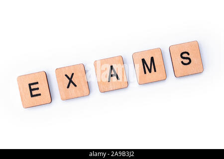 Das Wort PRÜFUNGEN, Dinkel mit hölzernen Buchstabensteine. Stockfoto