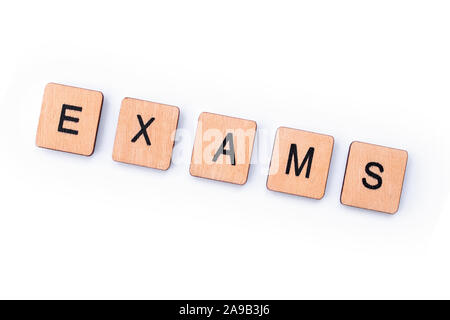 Das Wort PRÜFUNGEN, Dinkel mit hölzernen Buchstabensteine. Stockfoto