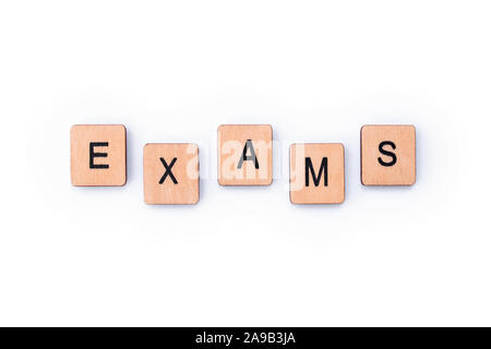 Das Wort PRÜFUNGEN, Dinkel mit hölzernen Buchstabensteine. Stockfoto