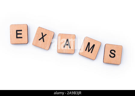 Das Wort PRÜFUNGEN, Dinkel mit hölzernen Buchstabensteine. Stockfoto