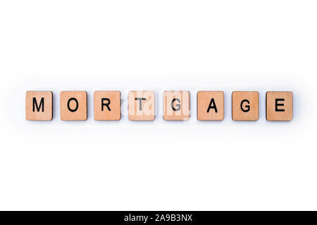 Das Wort Hypothek, Dinkel mit hölzernen Buchstabensteine. Stockfoto