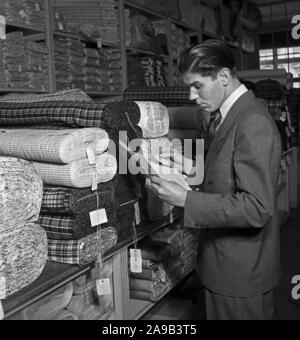 Lehrling im Lager der Ballen, Deutschland 1940. Stockfoto