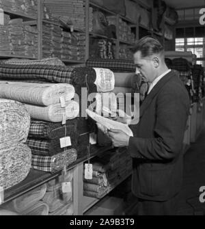 Lehrling im Lager der Ballen, Deutschland 1940. Stockfoto