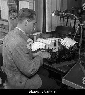 Lehrling tun administrative Arbeit im Büro, Deutschland 1940. Stockfoto