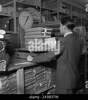 Lehrling wiegen Ballen, Deutschland 1940. Stockfoto