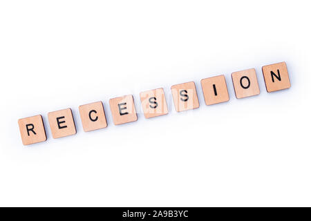 Das Wort Rezession, Dinkel mit hölzernen Buchstabensteine. Stockfoto