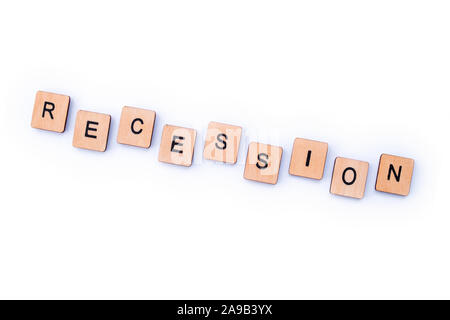 Das Wort Rezession, Dinkel mit hölzernen Buchstabensteine. Stockfoto