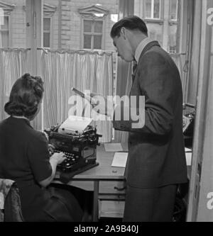 Lehrling tun administrative Arbeit im Büro, Deutschland 1940. Stockfoto