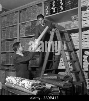 Lehrling im Lager der Ballen, Deutschland 1940. Stockfoto