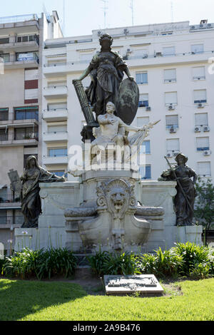 Denkmal für Carlos Pellegrini in Buenos Aires. Skulptur von Felix Coutan aus Marmor und Bronze. Der argentinische Held wird von den Figuren o begleitet Stockfoto