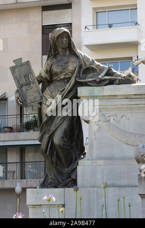 Denkmal für Carlos Pellegrini in Buenos Aires. Skulptur von Felix Coutan in Marmor und Bronze. Der argentinische Held wird von den Figuren o begleitet Stockfoto