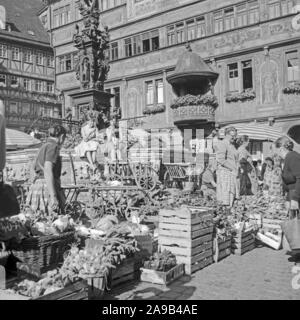 Gemüse stand auf dem Wochenmarkt um den Herkules Brunnen in der Nähe der Heidelberger Rathaus, Deutschland 1956 Stockfoto