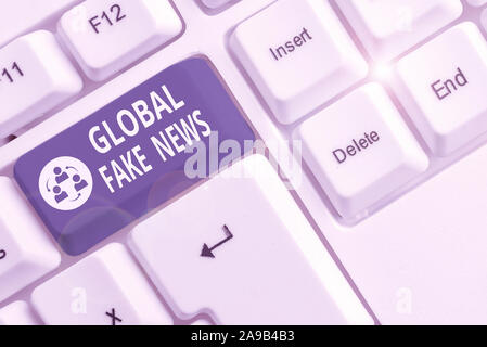 Schreiben Hinweis angezeigt Globale gefälschte Nachrichten. Business Konzept für falsche Informationen Journalismus liegt Desinformation Hoax Weiß pc-Tastatur mit note paper ab Stockfoto