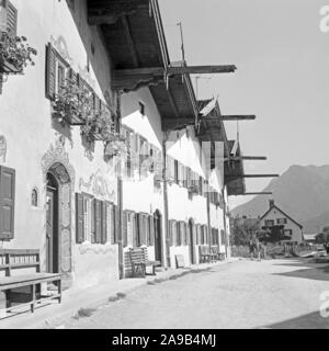 Vorderseite der Häuser mit alpinen Malerei des Allgäu, Deutschland 1957 Stockfoto