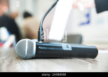 Drahtlose Mikrofone auf dem Konferenztisch. silber Mikrofone isoliert auf weißem Hintergrund. Stockfoto