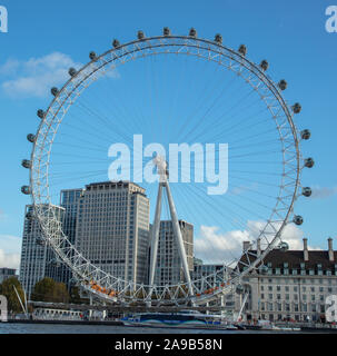 Blick auf London Eye, eine wichtige Touristenattraktion und Wahrzeichen im Zentrum von London, Westminster, England, Großbritannien im November 2019. Stockfoto