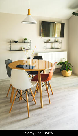 Einem farbenfrohen, modernen Speisesaal Stockfoto