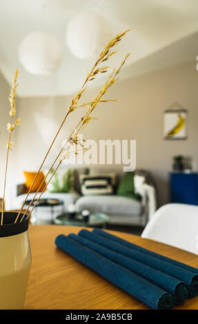 Modernes, farbenfrohes, elegantes Wohnzimmer Innenraum, close-up auf Vase mit Weizen spikes Stockfoto