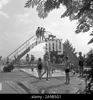 Nachmittag am Neroberg im Norden von Wiesbaden, Deutschland 1950. Stockfoto