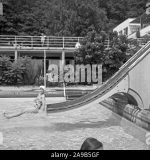 Nachmittag am Neroberg im Norden von Wiesbaden, Deutschland 1950. Stockfoto