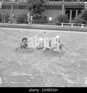 Nachmittag am Neroberg im Norden von Wiesbaden, Deutschland 1950. Stockfoto