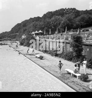 Nachmittag am Neroberg im Norden von Wiesbaden, Deutschland 1950. Stockfoto