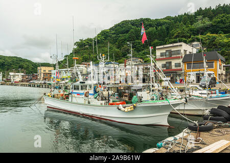 Blick auf die Fischerboote im Hafen von Kodomari in der Präfektur Aomori, Honshu, Japan Stockfoto