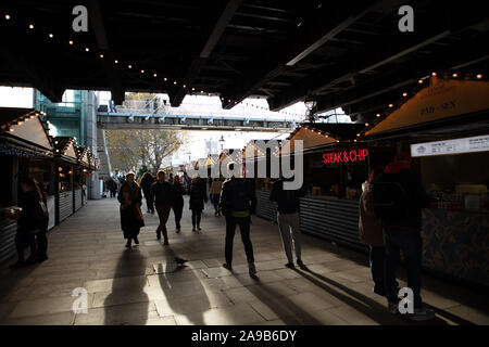 Restaurants entlang der Themse an der Southbank in der Nähe von London Eye im November am späten Nachmittag. Stockfoto