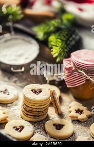 Weihnachten linzer Süßigkeiten und Plätzchen marmelade Zucker Pulver in gebackenen Pan. Stockfoto