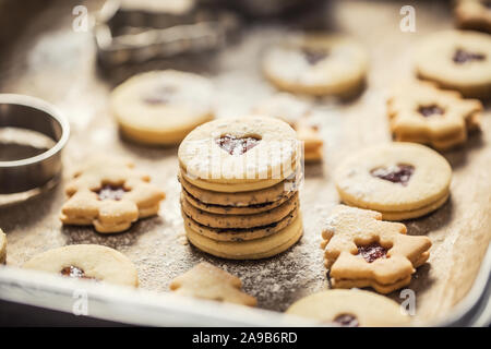 Weihnachten linzer Süßigkeiten und Plätzchen marmelade Zucker Pulver in gebackenen Pan. Stockfoto