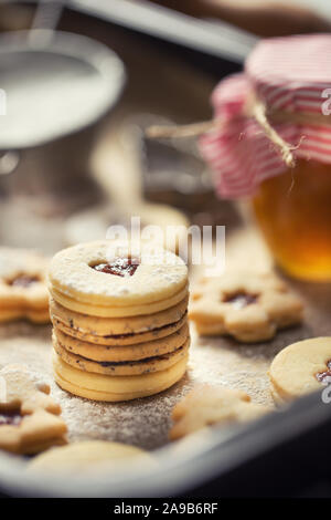 Weihnachten linzer Süßigkeiten und Plätzchen marmelade Zucker Pulver in gebackenen Pan. Stockfoto