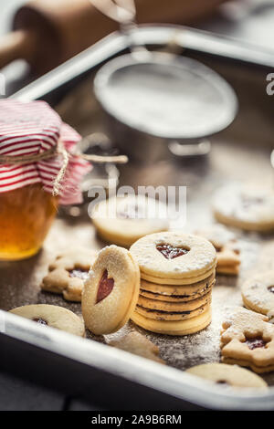 Weihnachten linzer Süßigkeiten und Plätzchen marmelade Zucker Pulver in gebackenen Pan. Stockfoto