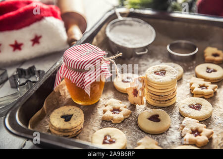 Weihnachten linzer Süßigkeiten und Plätzchen marmelade Zucker Pulver in gebackenen Pan. Stockfoto