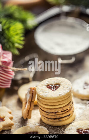 Weihnachten linzer Süßigkeiten und Plätzchen marmelade Zucker Pulver in gebackenen Pan. Stockfoto