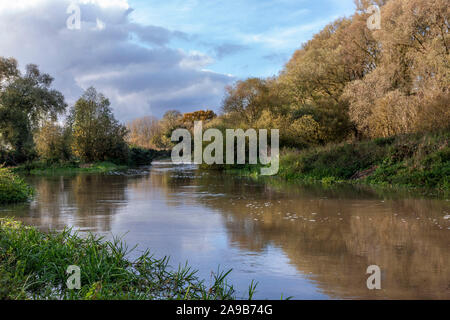 Fluss Nene in vollem Fluss wegen der starken Regenfälle, Northamptonshire. UK. Stockfoto