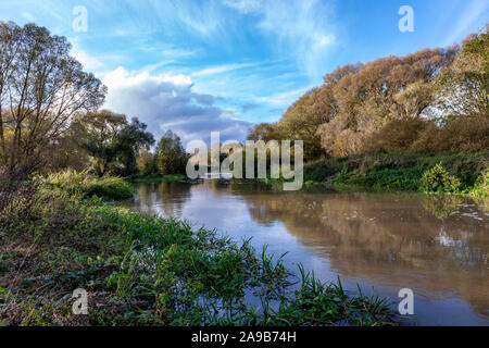 Fluss Nene in vollem Fluss wegen der starken Regenfälle, Northamptonshire. UK. Stockfoto