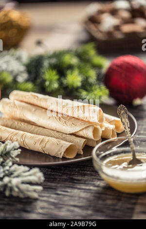 Wafer rollte mit Honig. Traditionelle slowakische und tschechische Weihnachten Gebäck - oblatky. Stockfoto