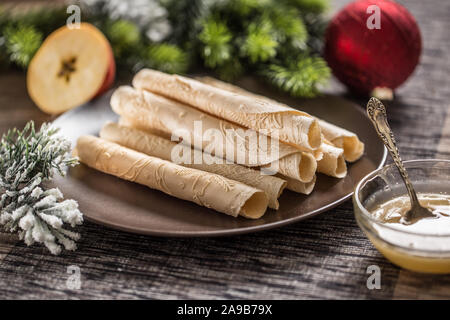 Wafer rollte mit Honig. Traditionelle slowakische und tschechische Weihnachten Gebäck - oblatky. Stockfoto