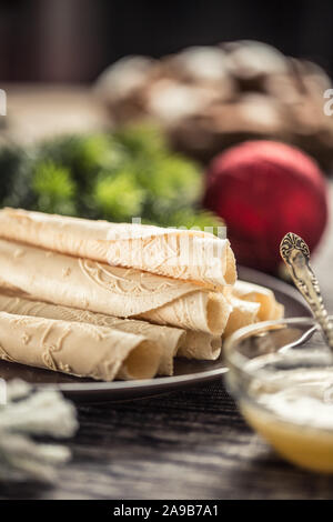 Wafer rollte mit Honig. Traditionelle slowakische und tschechische Weihnachten Gebäck - oblatky. Stockfoto