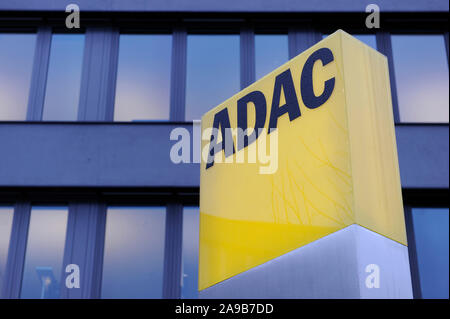 Der ADAC erhöht die Beiträge für seine 21 Millionen Mitglieder. Die Erhöhung bezieht sich auf die Grundgebühr sowie die plus Mitgliedschaft. Archiv Foto; zu den ADAC-Manipulationsskandal: Zentrale des ADAC, Schuld, Skript. Der ADAC ist derzeit der größte Automobilclub in Europa und der zweitgrößte weltweit mit über 18 Millionen Mitgliedern. Die vier Buchstaben stehen für ein Verein, der seinen Mitgliedern rund um die Uhr Hilfe, Schutz und Beratung sowie die Befürworter der Fahrspaß für alle Fragen im Zusammenhang mit der Mobilität bietet. Er ist insbesondere in den Bereichen Straßenverkehr, Con beteiligt Stockfoto