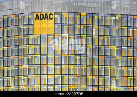 München, Deutschland. 14 Nov, 2019. Der ADAC erhöht die Beiträge für seine 21 Millionen Mitglieder. Die Erhöhung bezieht sich auf die Grundgebühr sowie die plus Mitgliedschaft. Archiv Foto; ADAC-Zentrale in München, Außen, Fassade, Gebäude, Außen, Gebäude, Sitz, Sitz, | Verwendung der weltweiten Kredit: dpa/Alamy leben Nachrichten Stockfoto