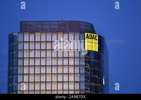 München, Deutschland. 14 Nov, 2019. Der ADAC erhöht die Beiträge für seine 21 Millionen Mitglieder. Die Erhöhung bezieht sich auf die Grundgebühr sowie die plus Mitgliedschaft. Archiv Foto; ADAC-Zentrale in München, Außen, Fassade, Gebäude, Außen, Gebäude, Sitz, Sitz, | Verwendung der weltweiten Kredit: dpa/Alamy leben Nachrichten Stockfoto