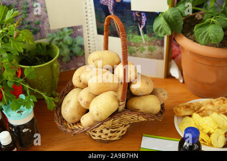 Die Aussicht von oben. Stapel von frischen und rohen Kartoffeln von der Plantage abgeholt und in den Korb mit Herzform gelegt, kopieren und Text. Stockfoto