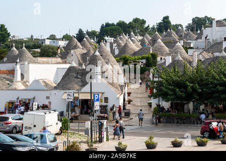 Souvenirläden und Restaurants auf der Largo Martellotta in Alberobello in Apulien (Puglia), Süditalien Stockfoto